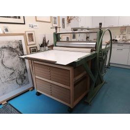 Auboi commode deux niveaux sous une presse atelier reliure