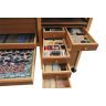 Tiroirs pour tissus et bobines fils sur table atelier couture