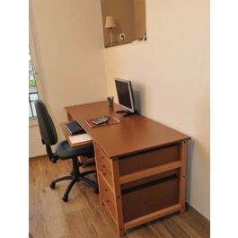Schreibtisch aus Massivholz und MDF