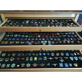 Kommode mit 15 Schubladen Militärische Insigniensammlungen Magne