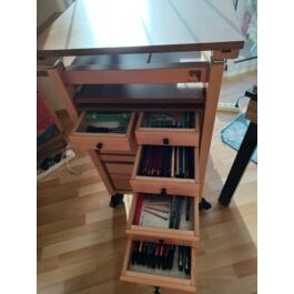 Rangement du matériel d'art dans un espace compact