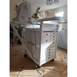 Petit meuble couture blanc compact et ergonomique