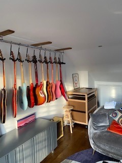 Artist studio unit Londres guitar collection